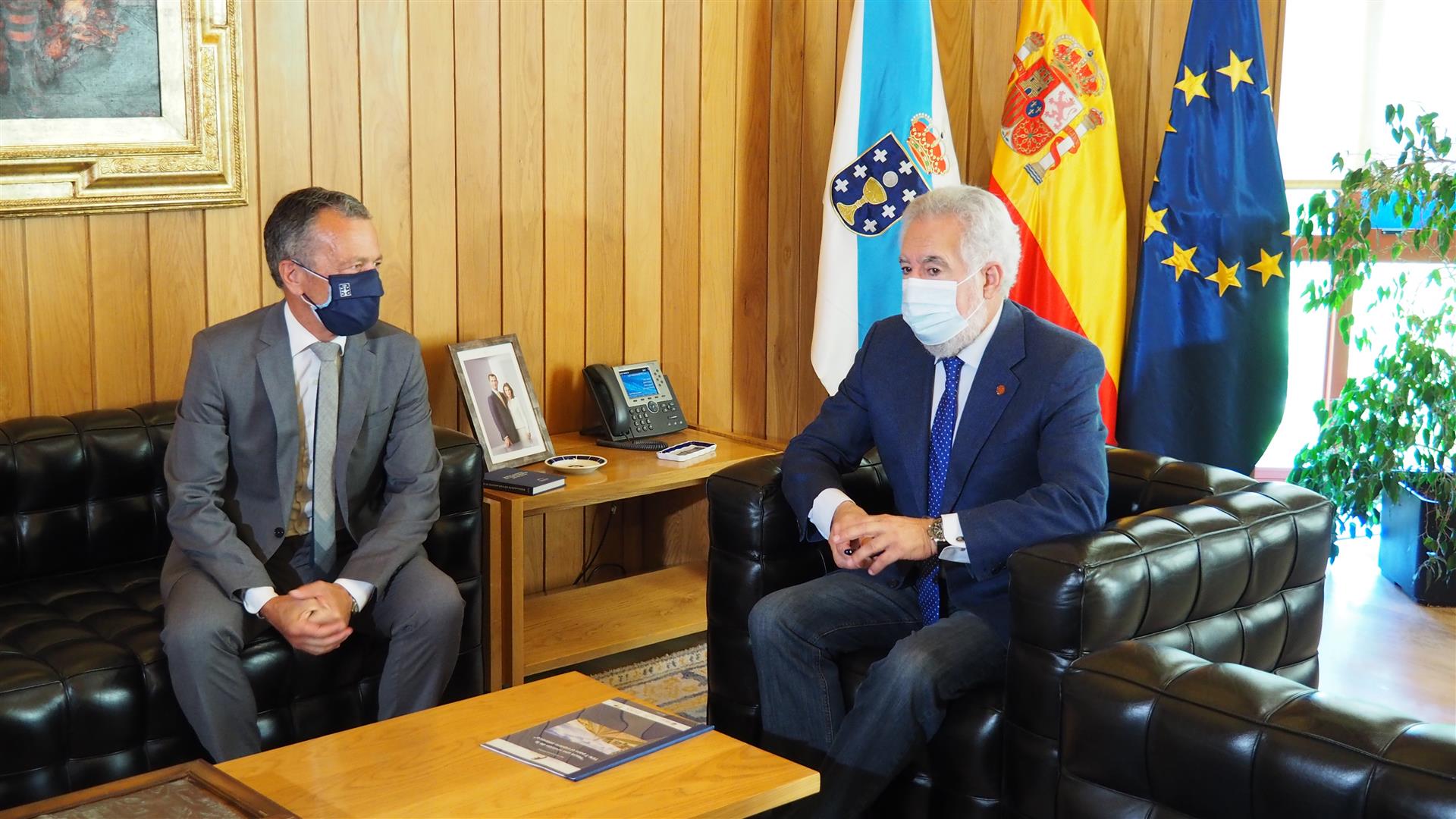 Foto da noticia:O Consello Económico e Social entrega ao presidente do Parlamento a proposta dos CES atlánticos europeos para a revisión da rede transeuropea de transportes